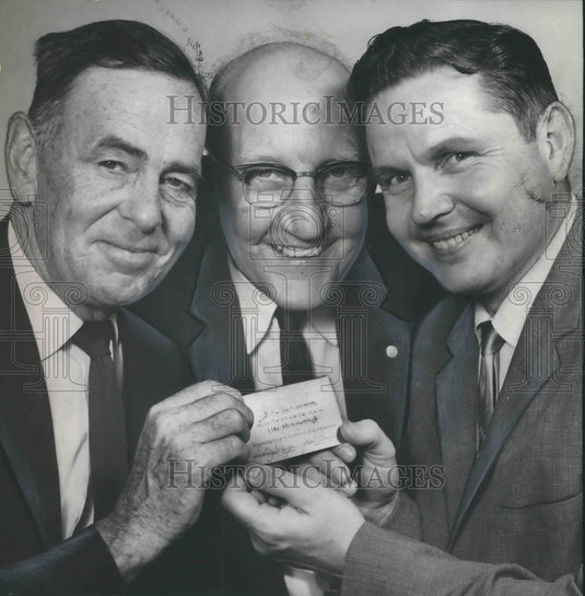 1961 Press Photo Theron Moss Receives Birmingham Chamber of Commerce Gold Card - Historic Images