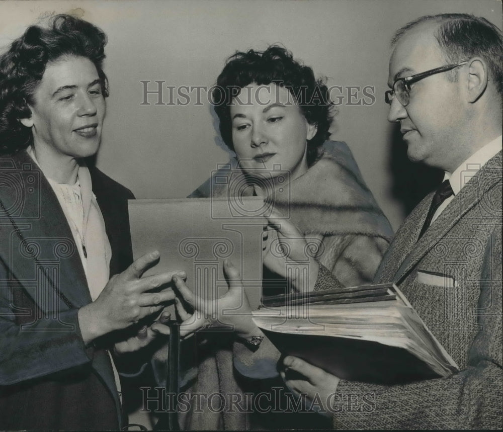 1961 Press Photo Mrs. F.J. Costanza, Mrs. Marcey Thienpont, John Carr, Alabama - Historic Images