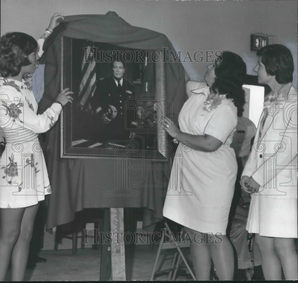 1974, General Taylor Hardin&#39;s Daughters Unveil Portrait, Alabama - Historic Images