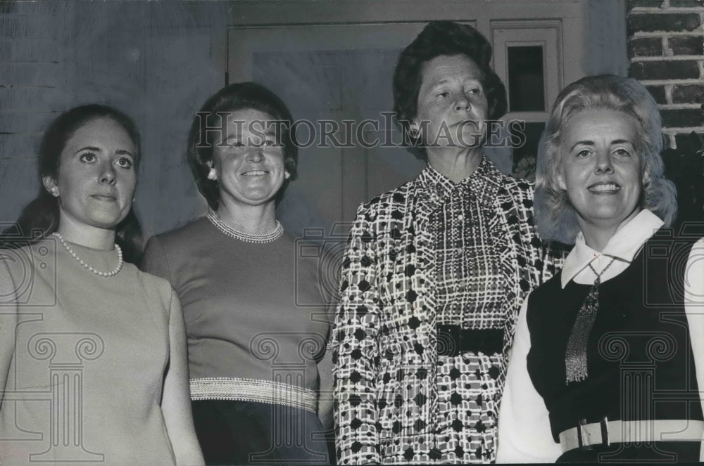 1972 Press Photo Volunteers from the Junior League Gather - abno04733 - Historic Images