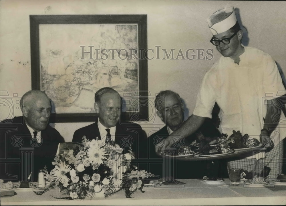 1970 Press Photo Dr. John Hannah, Dr. Philpott &amp; Senator Sparkman Ready To Eat - Historic Images