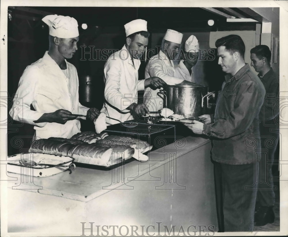 1950 Press Photo In the Food Line at Camp Rucker, Alabama - abno04783 - Historic Images