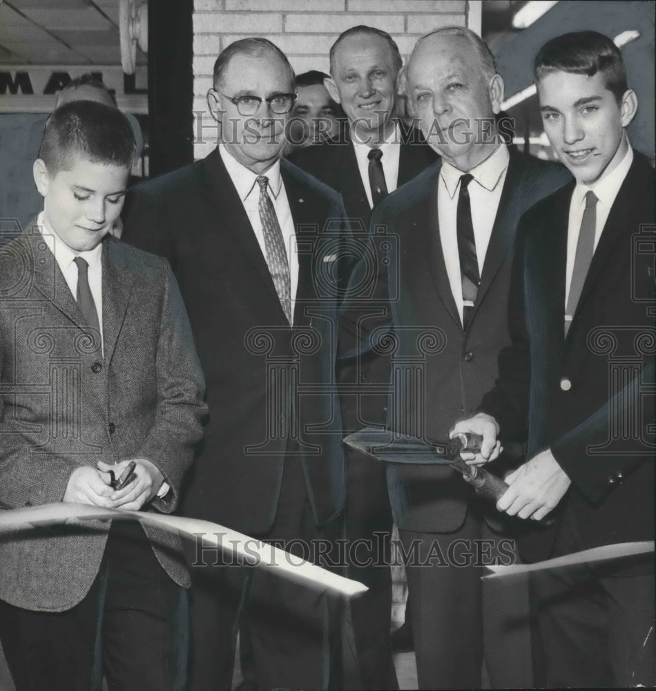 1965 Press Photo Newman H Waters Eastwood Mall, Winn-Dixie ribbon cutting - Historic Images