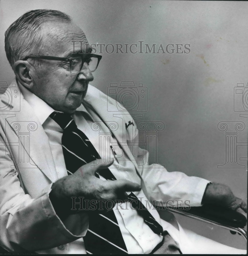 Press Photo Dr. Howard Holley, Rheumatoid Arthritis Physician and Researcher - Historic Images
