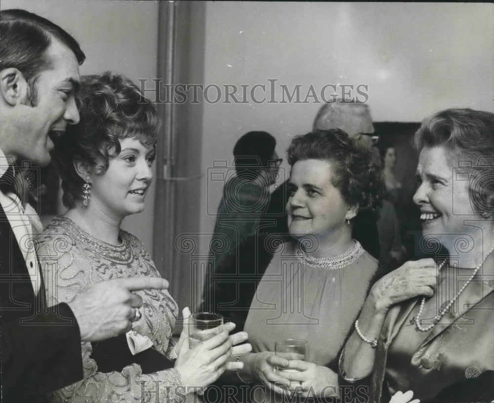 1970 Press Photo Group Discusses Festival of Arts, Birmingham, Alabama - Historic Images