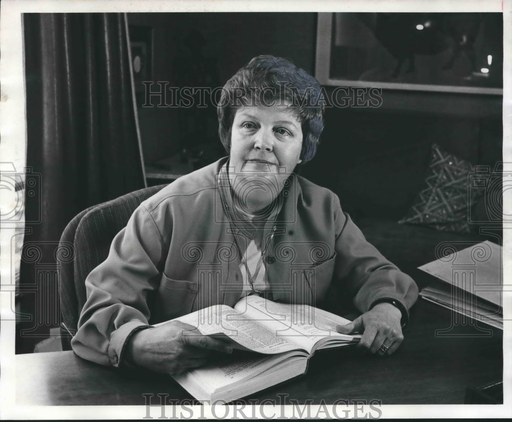 1977 Mrs. Elton Johnson, President, League of Women Voters, Alabama - Historic Images
