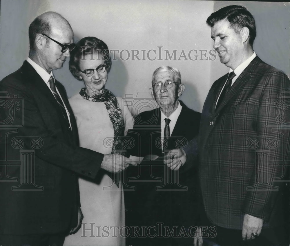 1970 Press Photo Grady Black presents check to Florence State, Alabama ...