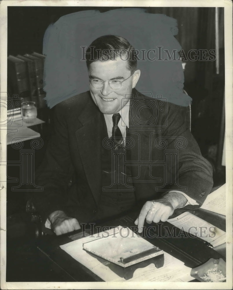 1939 Press Photo Frank Dixon, Governor of Alabama at his desk - abno04991-Historic Images
