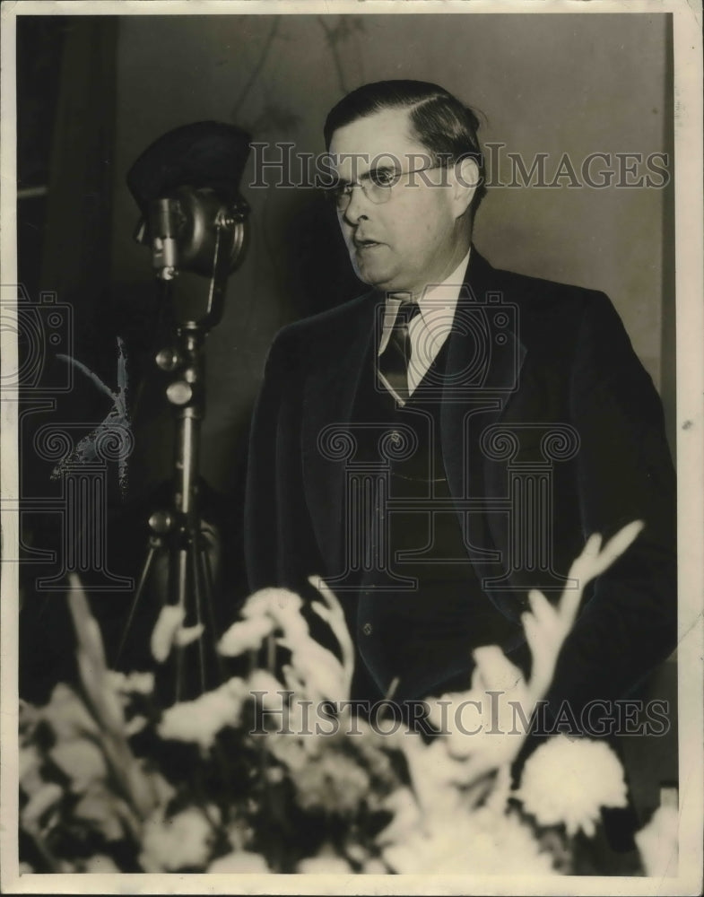 1939, Alabama Governor Frank Dixon speaks at microphone - abno04993 - Historic Images