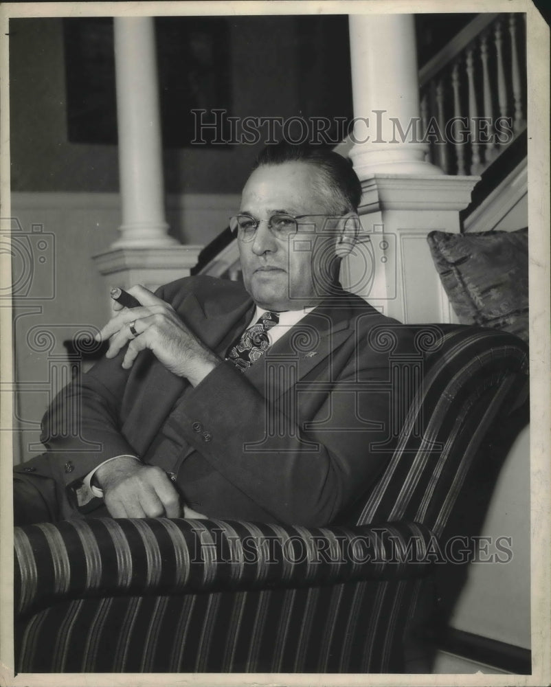1946 Press Photo Judge Elbert Boozer smokes cigar - abno05003 - Historic Images