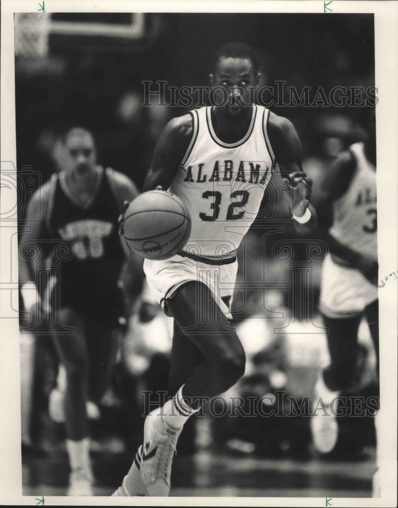 1986, Alabama basketball player buck Johnson on court - abno05006 - Historic Images