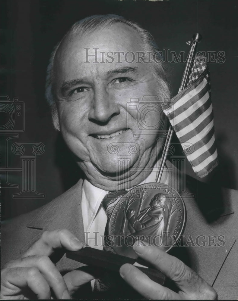 1978 News cartoonist Charles Brooks with Freedom Foundation award - Historic Images