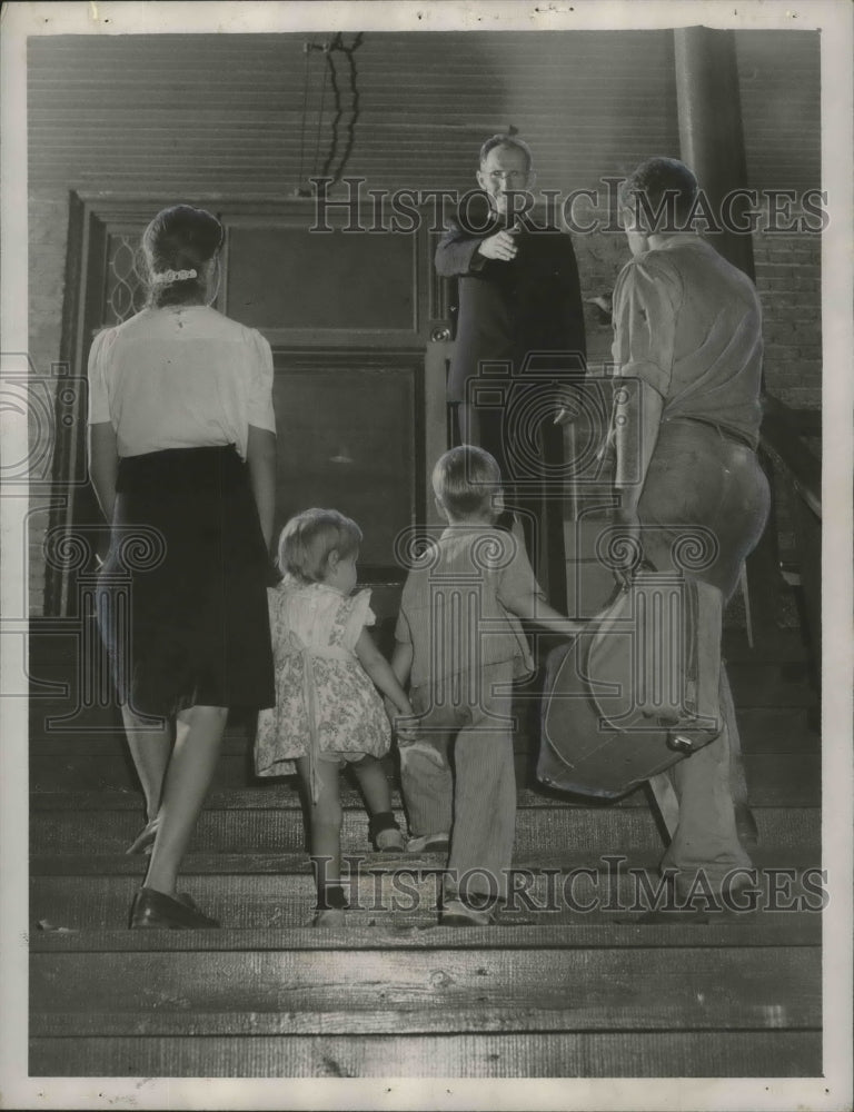 1947 Press Photo Salvation Army Minister Welcomes Family in Need, Alabama - Historic Images