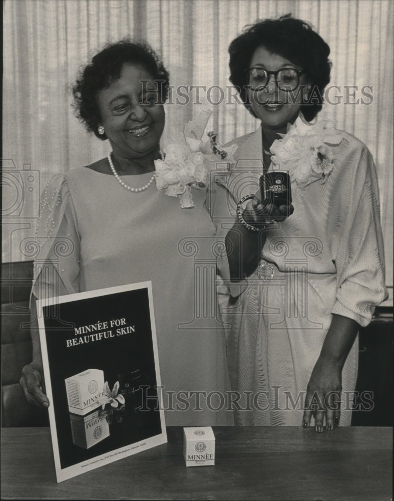 1984 Minnee Gaston and her niece, Carol Jenkins with Beauty Products - Historic Images