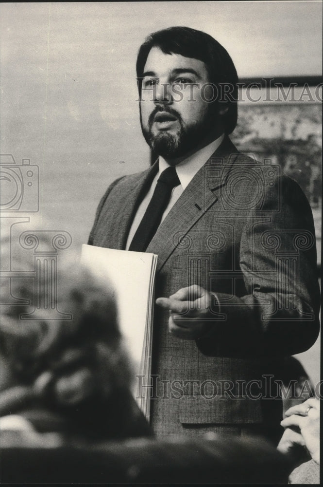 1984, Len Gedgoudas Explains Flight Facility at Airport - abno05170 - Historic Images