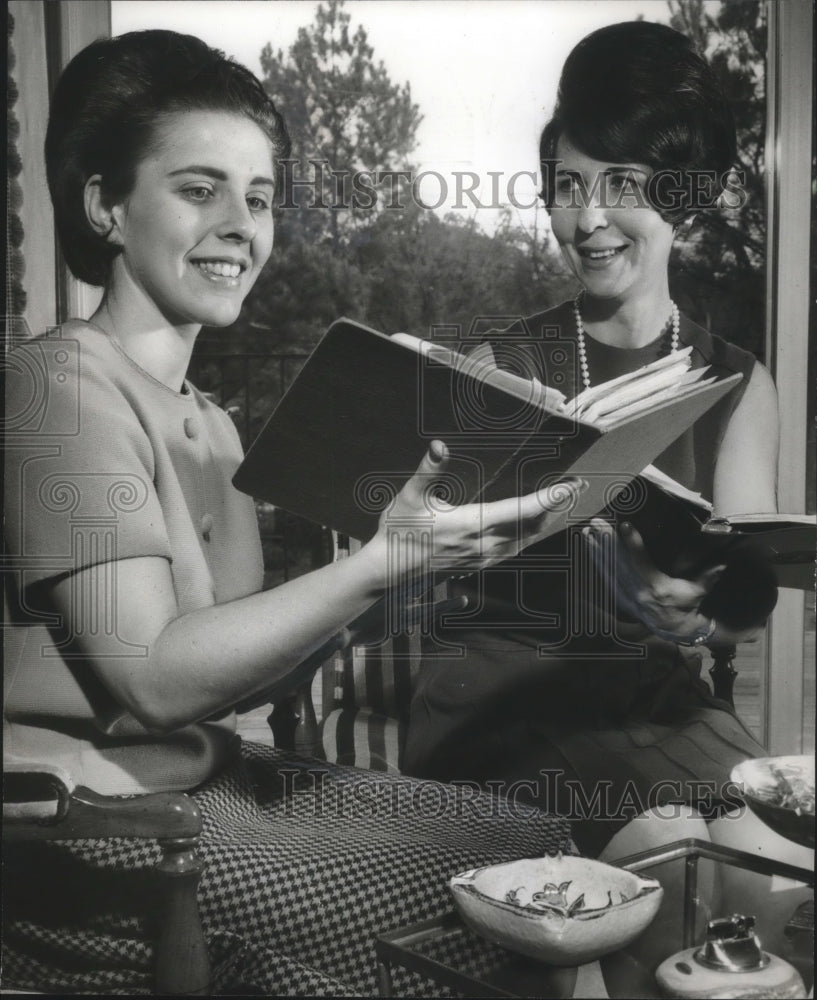 1969 Press Photo Clubwomen, Mrs. Robert Tuck, Mrs. Wallace Cohen plan - Historic Images