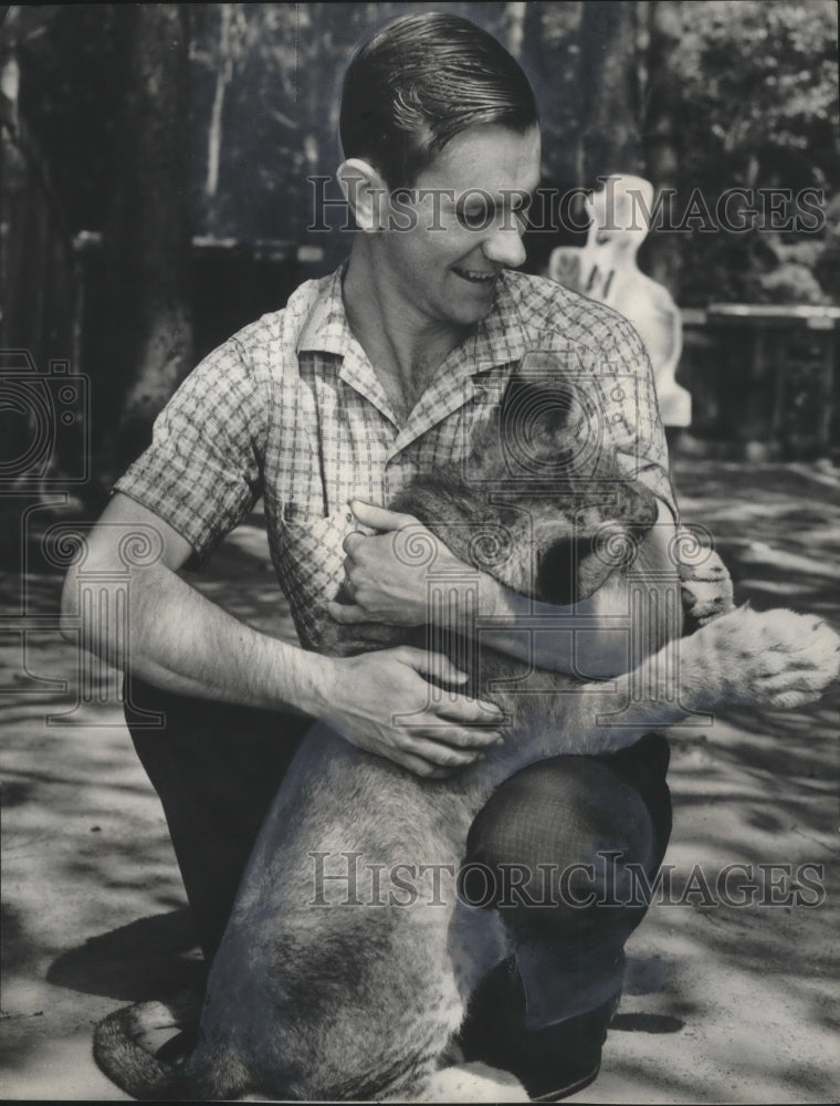 1960 Press Photo Birmingham Zoo Director Bob Truett with animal at zoo - Historic Images