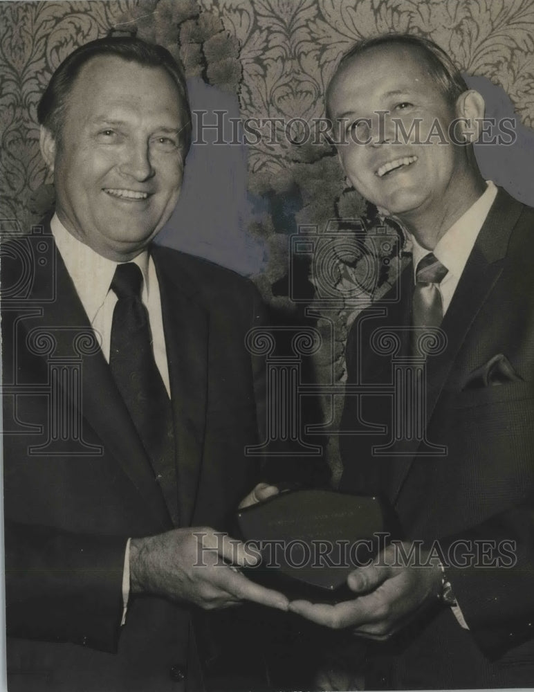 1970 Press Photo Executive Charles J. Vallely receives plaque, Roscoe Whatley - Historic Images
