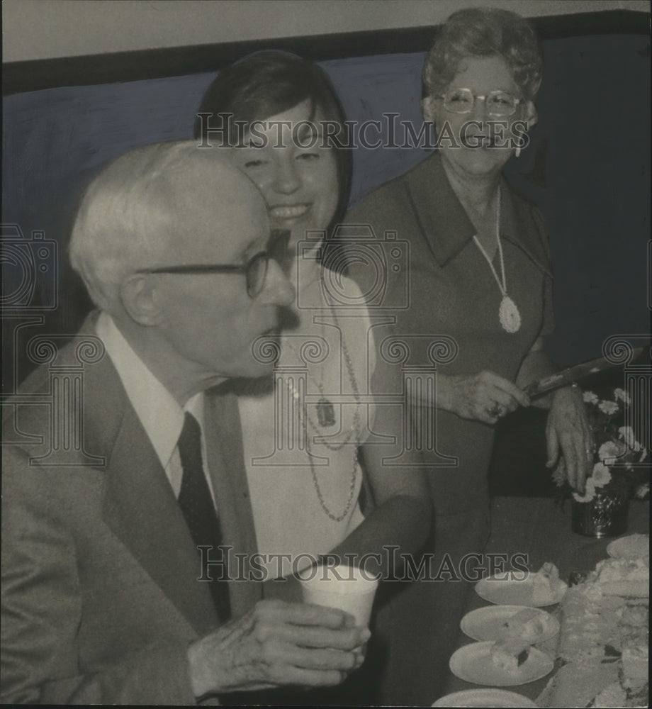 1974 Etowah County Court Clerk Howard Kirby with former assistants - Historic Images