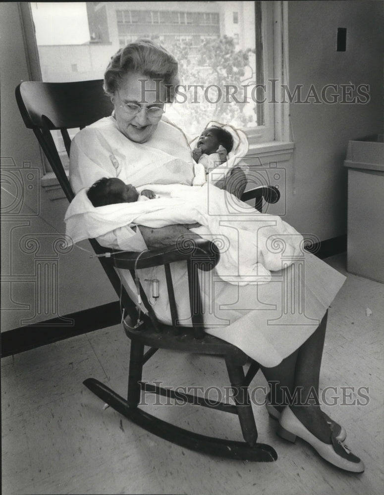 1981, Doctor Margaret Klapper gets acquainted with twin baby girls - Historic Images