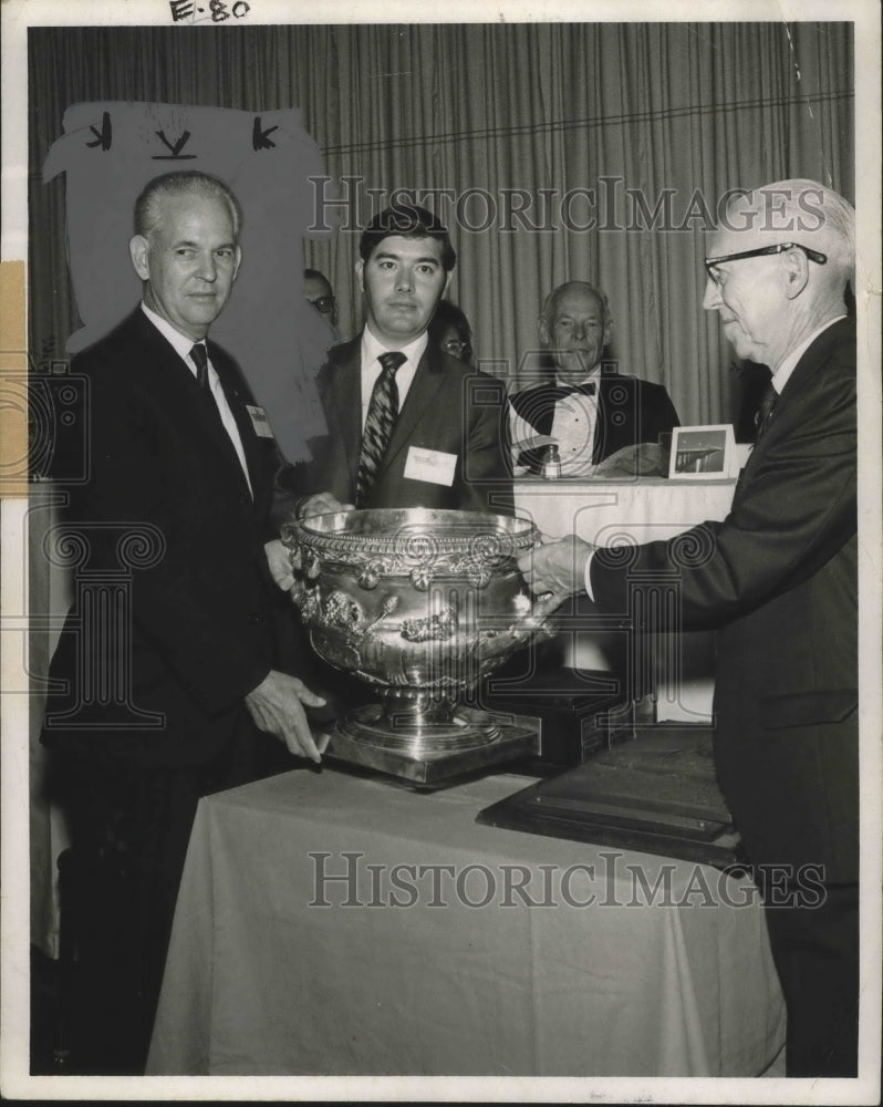 1969 Press Photo W. F. Hunt, Rose Grower with Trophy and Others at Event - Historic Images