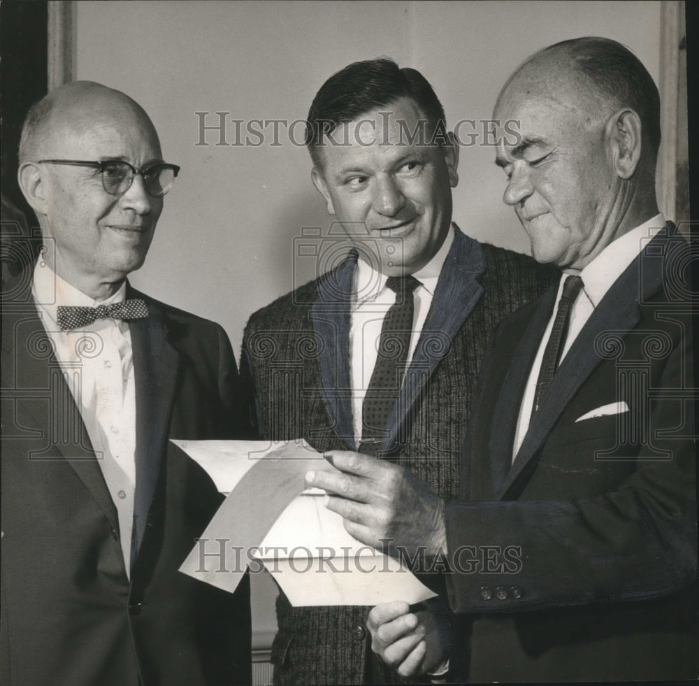 1960, Auburn University Dean M. C. Huntley receives check from Others - Historic Images