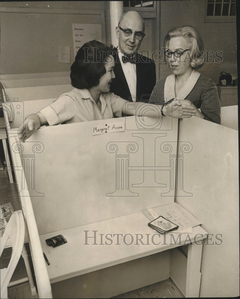 1966 Press Photo Special Educator Mrs. Crawford shows cubicle at Aphasoid School - Historic Images