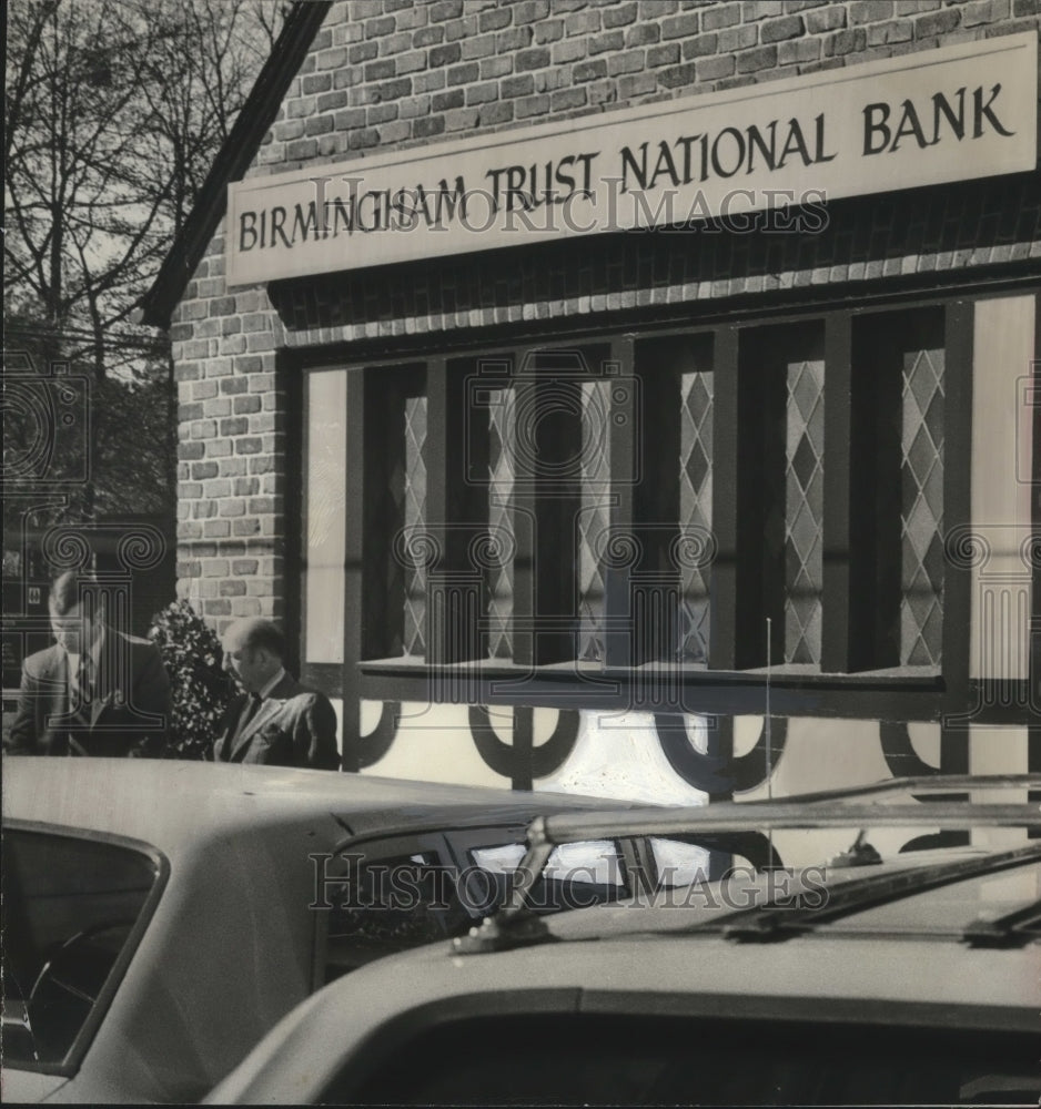 1973 Press Photo attempted robbery at Birmingham Trust National Bank aftermath - Historic Images