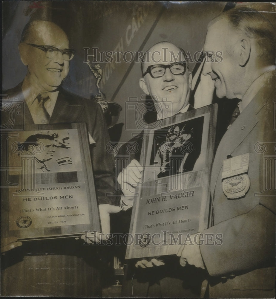 1971 Press Photo Jeff Beard, Auburn University & John R. Holley, Ole Miss, award - Historic Images