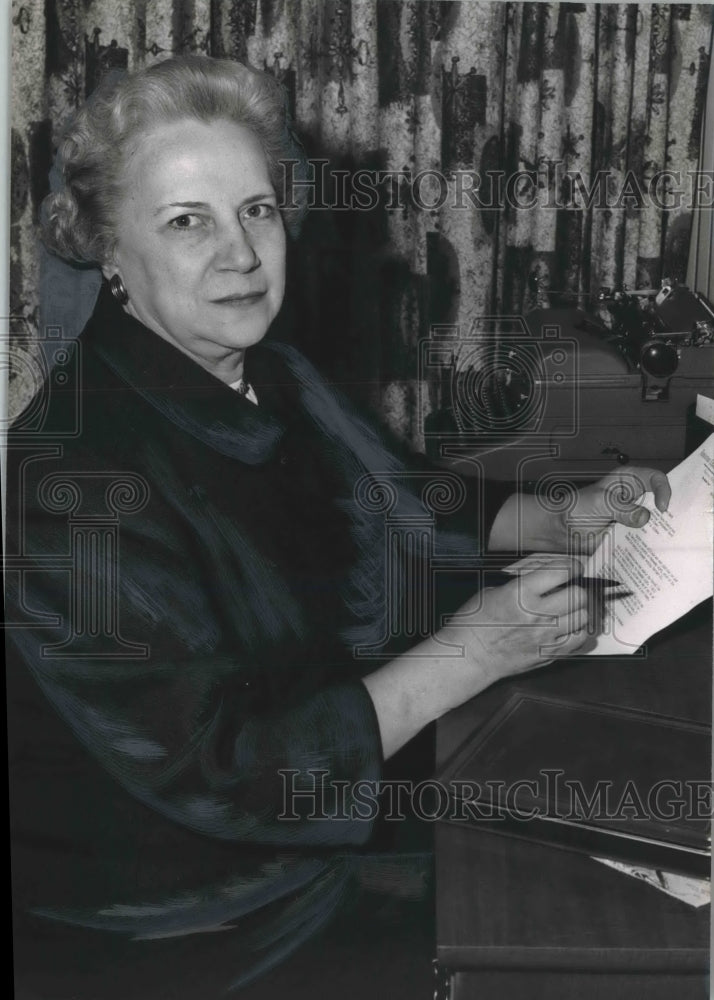 1963, Mrs. Leonard Beard, Wife of Sheffield, Alabama Politician - Historic Images