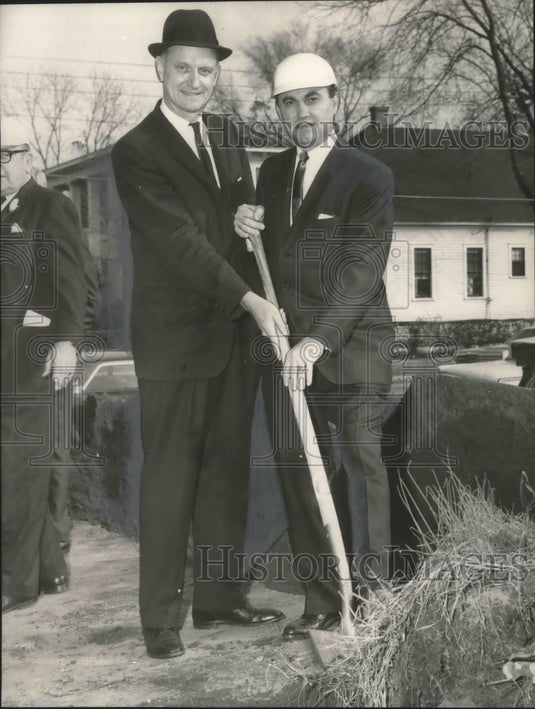 1965 Press Photo W. B. Baxley breaking ground with unidentified persons, Alabama- Historic Images