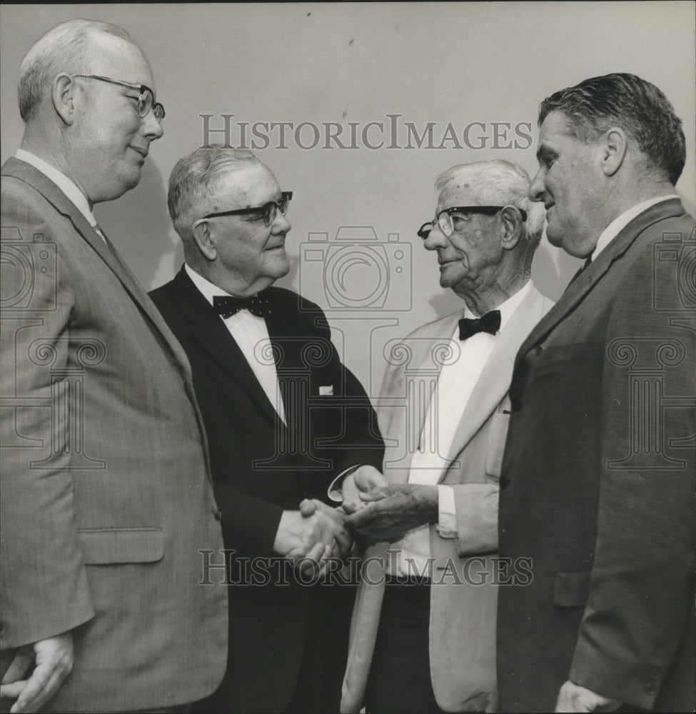 1964 Press Photo Judge Alta L. King with unidentified persons - abno05350 - Historic Images