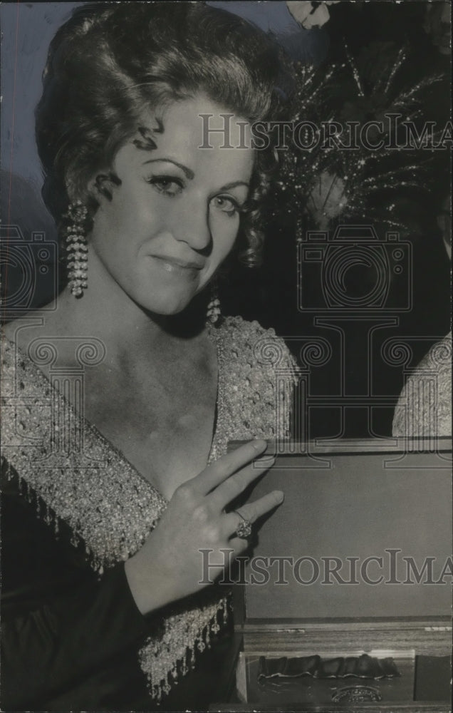 1972, Maureen Crows accepts award for actress - abno05407 - Historic Images