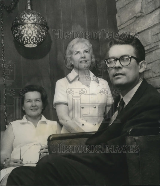 1969, Dr. and Mrs. Roland Engelhart visit Mrs. McMurray Griffith - Historic Images