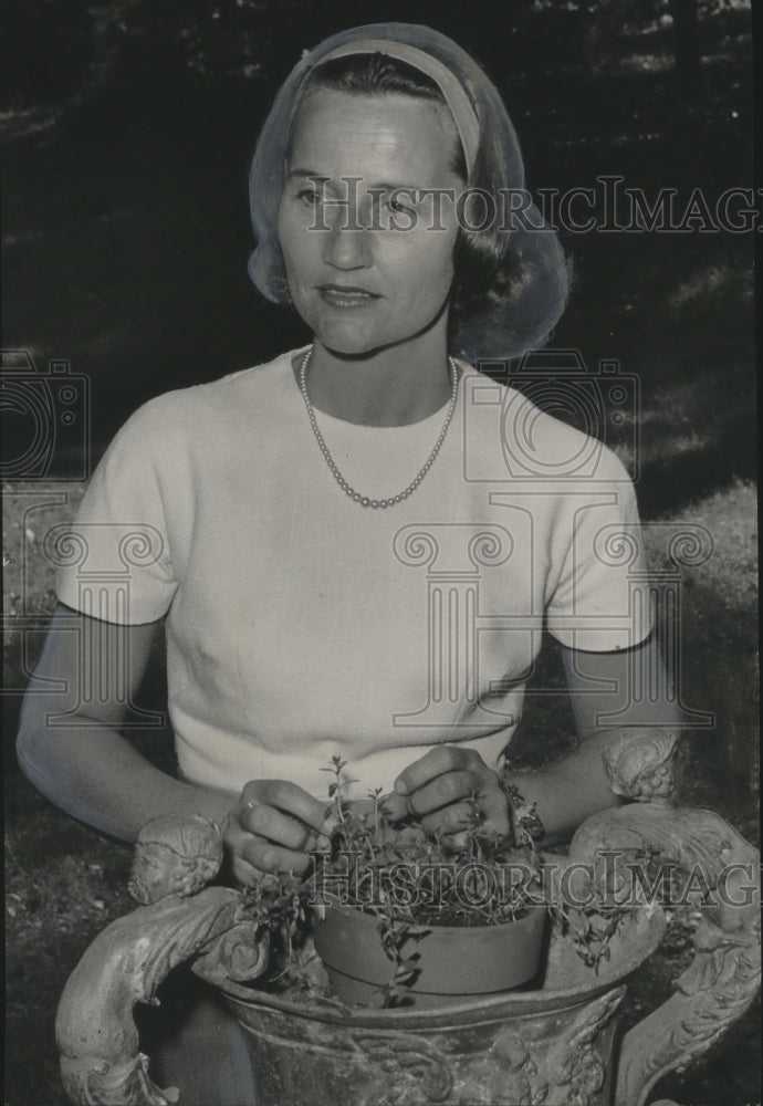 1966, Mrs. John Hanson, Former Resident, Revisits Alabama - abno05461 - Historic Images