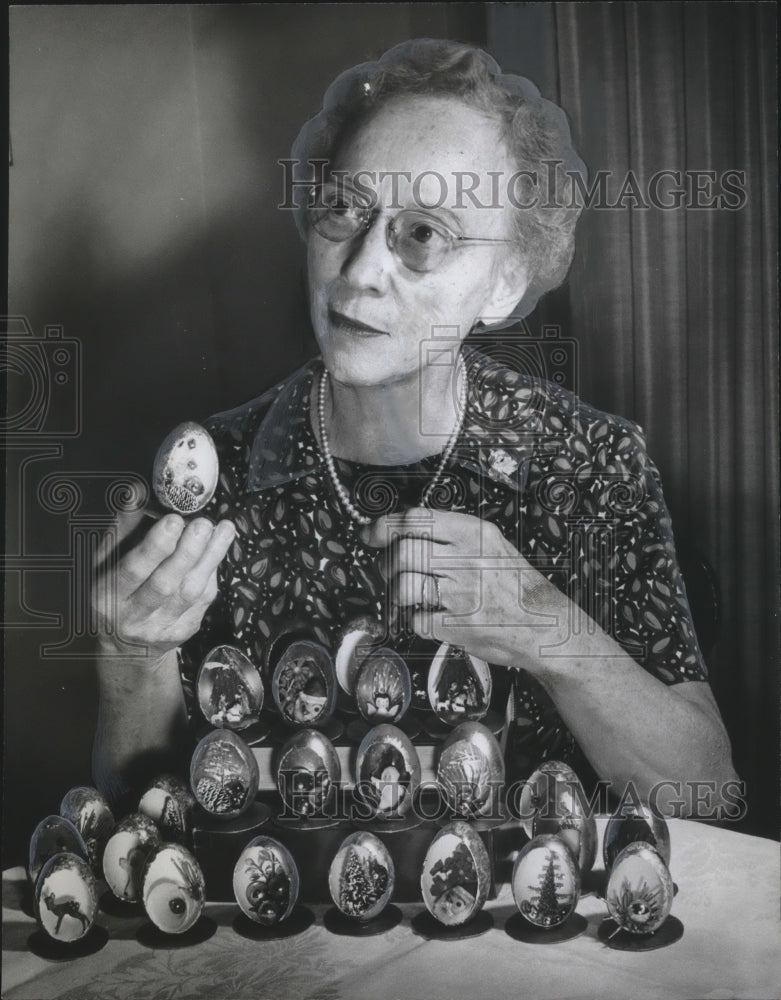 1962 Press Photo Mrs. Le Roy Holt of Birmingham, Alabama Displays Trinkets - Historic Images