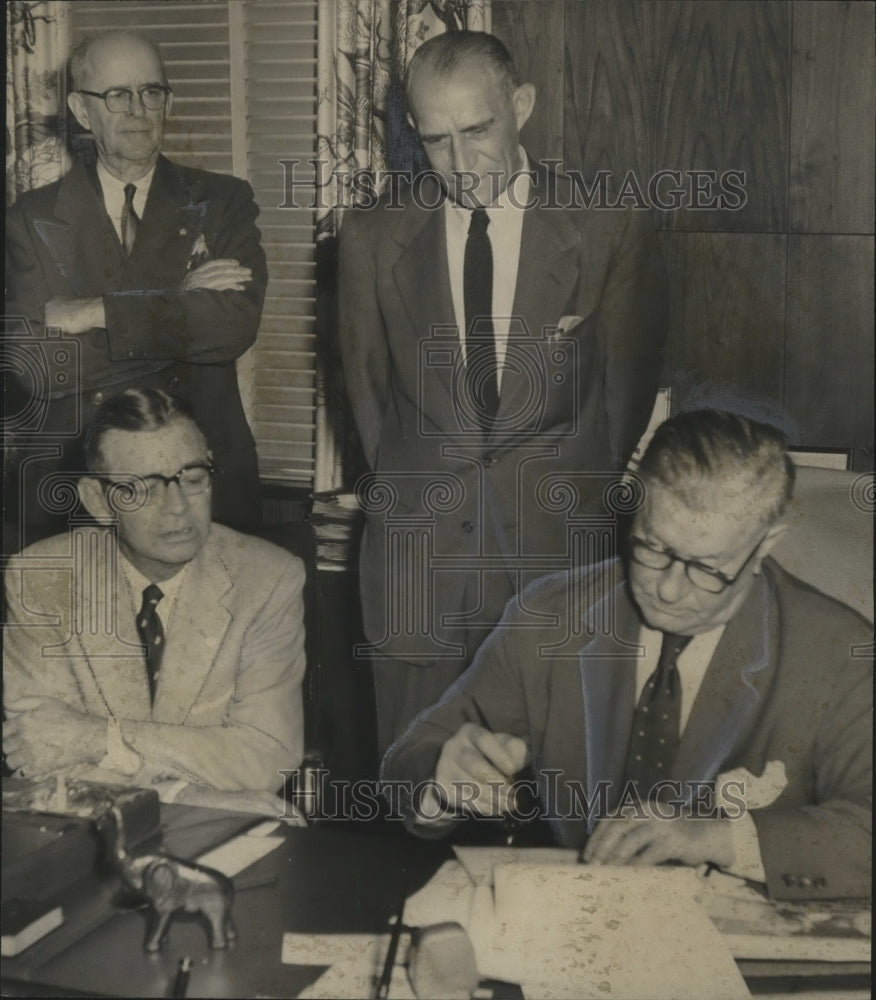 1957 Press Photo Airport and Business Officials Sign Lease For Rental Property - Historic Images