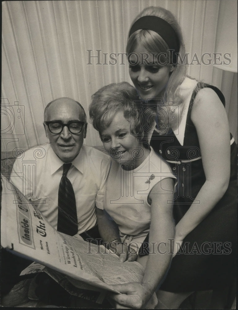 1971, Miss Alabama Ceil Jenkins with her parents reading newspaper - Historic Images