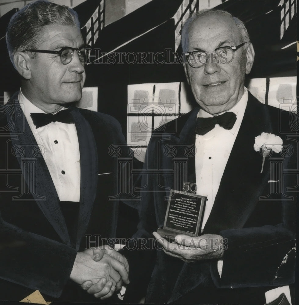 1955 Press Photo Robert Jemison gets plaque at Birmingham Chamber of Commerce- Historic Images