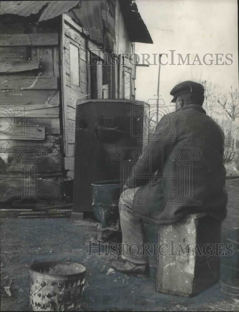 1961 Press Photo Major Reese Sits Outside His Shack, Jefferson County, Alabama - Historic Images