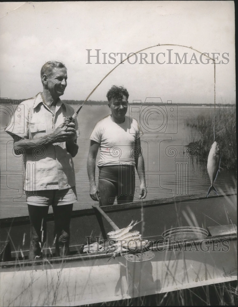 1950 Press Photo Fishermen Show Fresh Catch Still On Line At Gulf Shores Alabama - Historic Images
