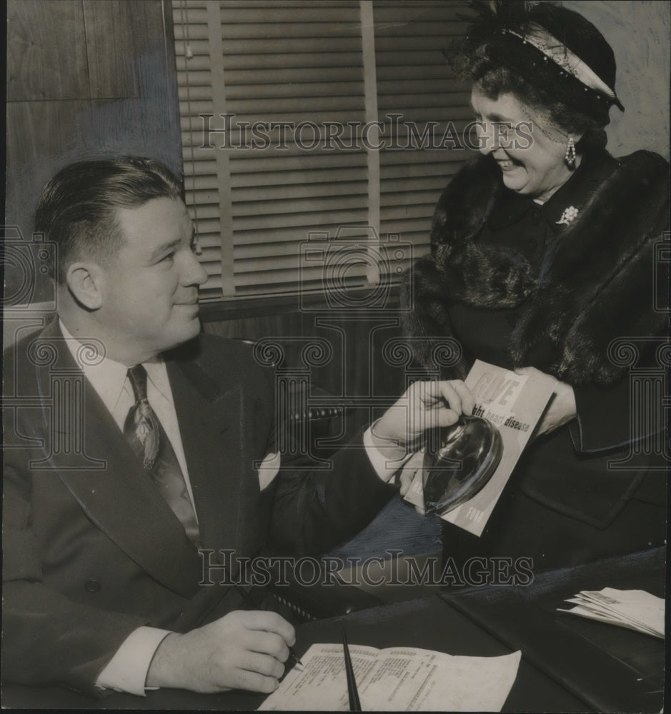 1951 Press Photo Birmingham's Mayor Cooper Green signs a proclamation - Historic Images