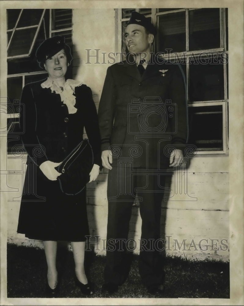 1942 Press Photo Lieutenant N. Gayler and mother, U.S. Navy - abno05663 - Historic Images