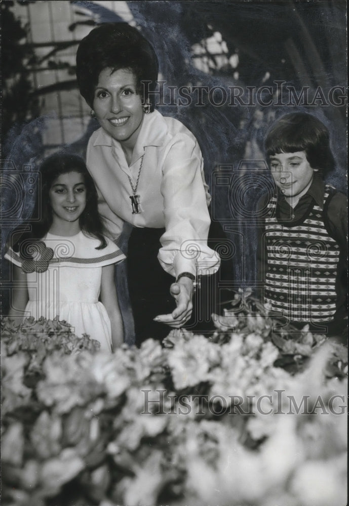 1973, Beth Rotenstreich, Mrs. Hirsh, Jeff Harris admire flowers - Historic Images
