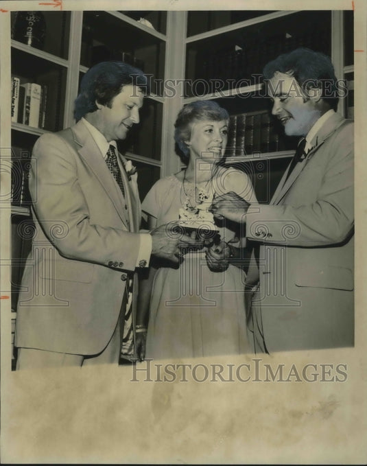 1978, Dr. William Corley, Bill Tidmore show carving to Mrs. Bill King - Historic Images