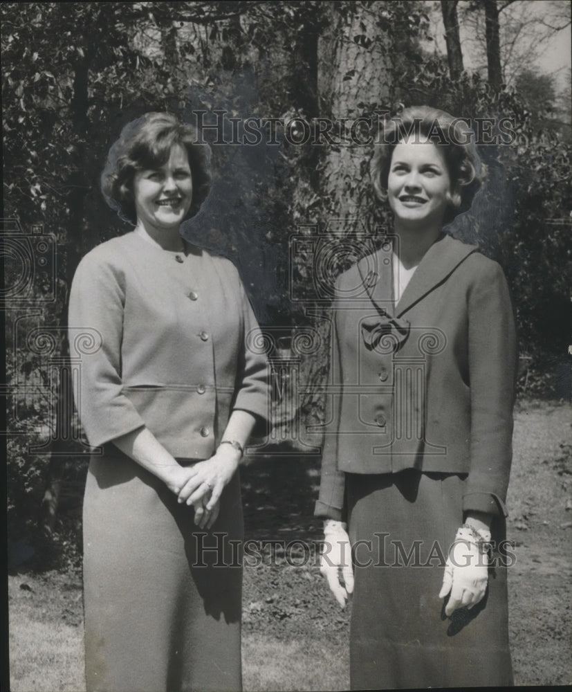 1962 Press Photo Mrs. Otto Hodges and Lelie Edmonson in back yard - abno05690 - Historic Images