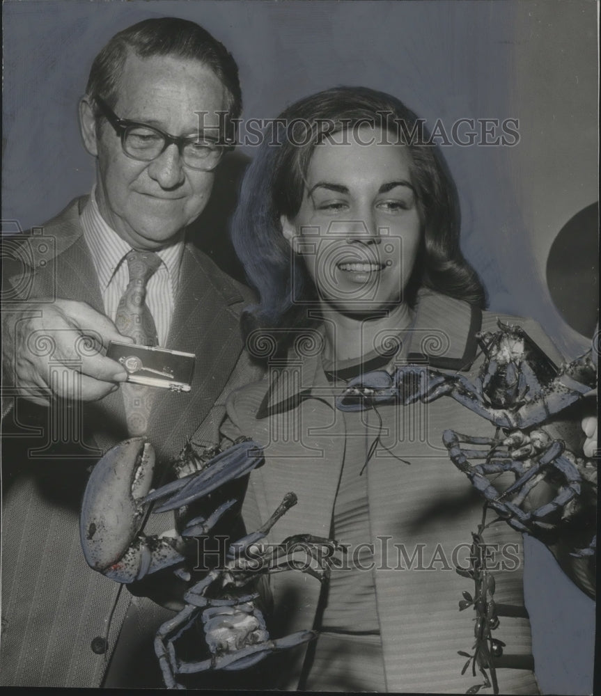 1972 Press Photo Cynda Mathis holds lobsters while Judson Hodges presents key - Historic Images