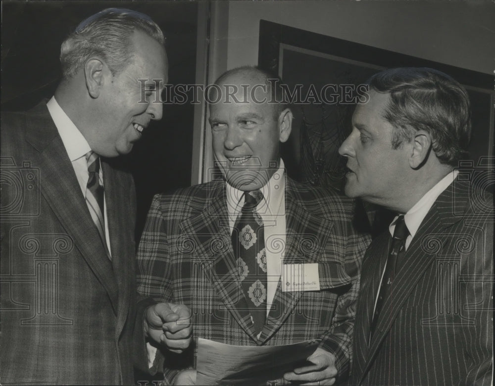 1972 Press Photo Hoyt Harwell of the Associated Press with Others at Event - Historic Images