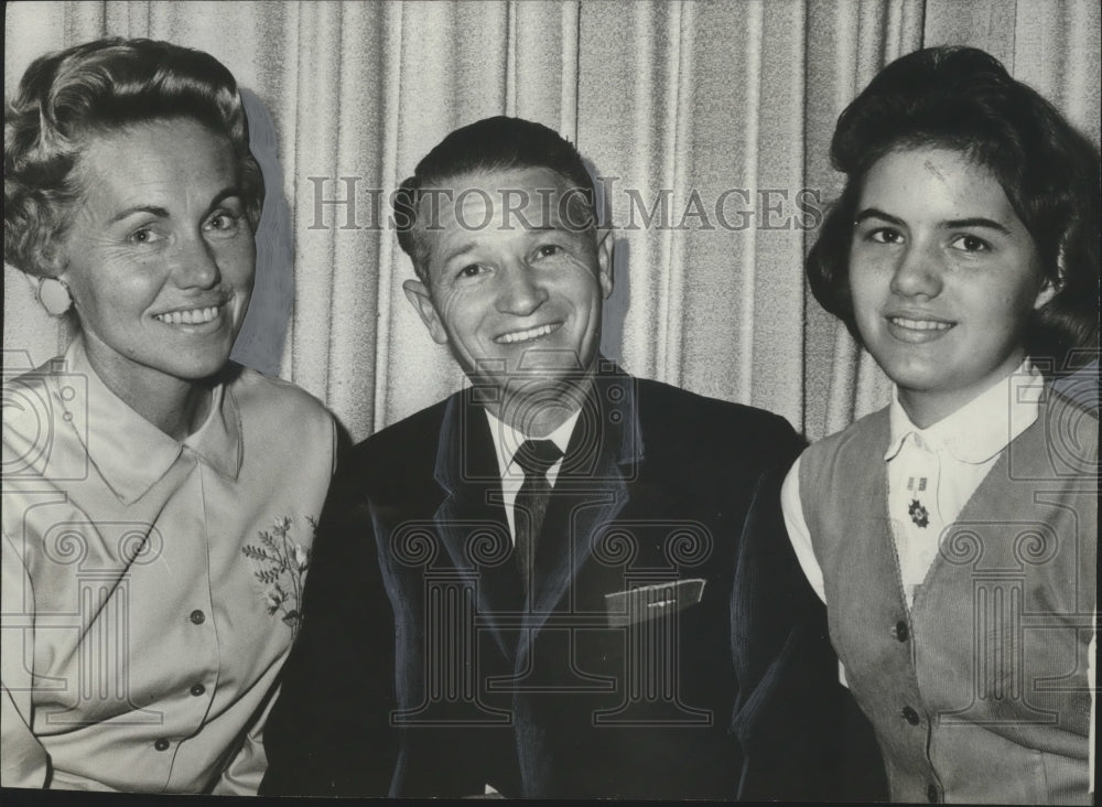 1961 Press Photo Louis Sudduth, Candidate for Mayor, with Family - abno05846 - Historic Images