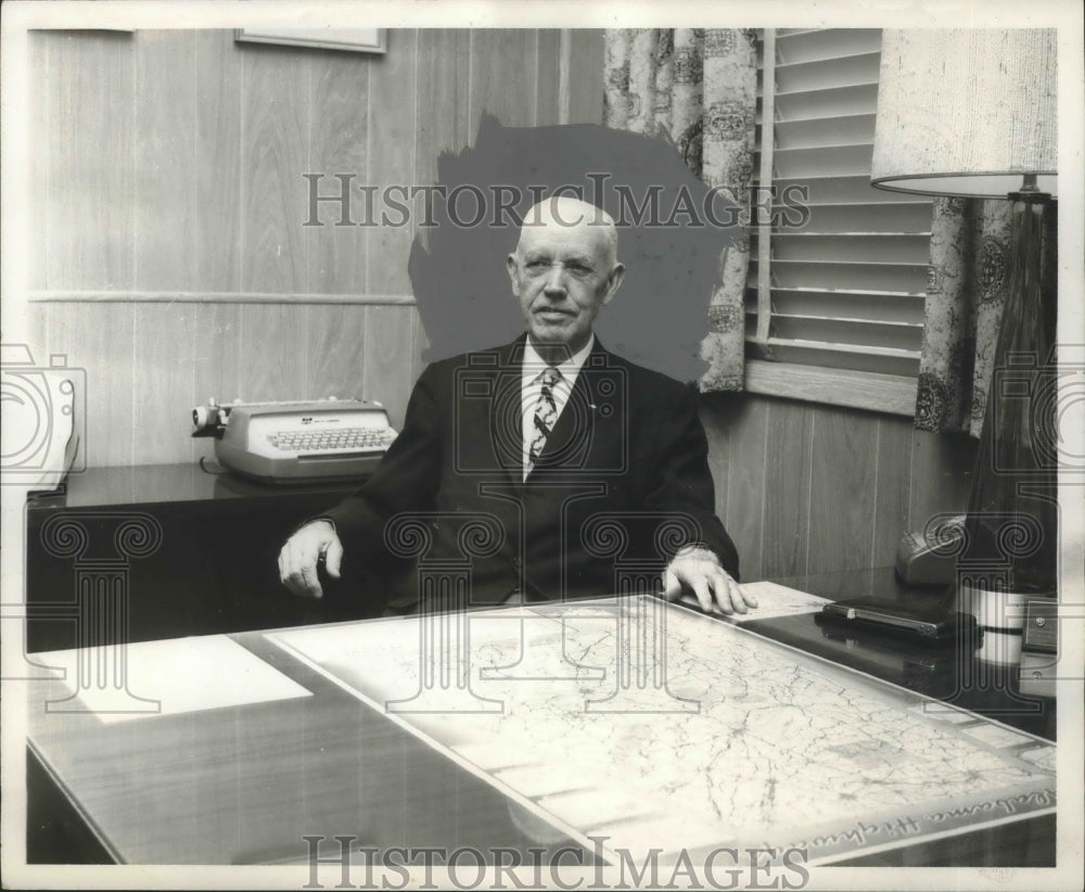 1963 Press Photo B. E. Sullivan, Alabama Trucking Association in his office - Historic Images